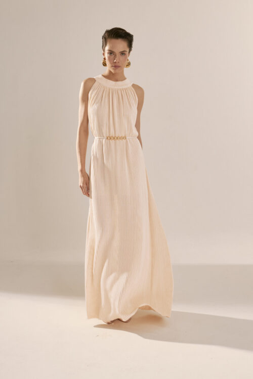 Vestido longo off-white em tricô com textura plissada, alças finas e cinto artesanal na cintura