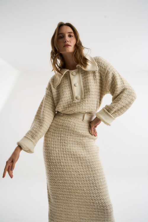 Polo feminina de tricô trabalhado off white com manga longa e botões forrados à mão